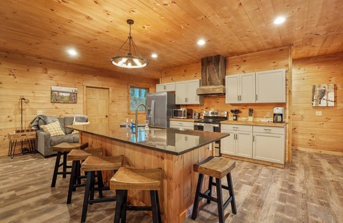 McArthur Cabin | Modern Rustic Retreat ~Newly Built Cabin w/EV charger, only 6mi to Ash Cave