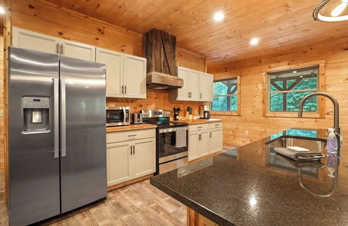 McArthur Cabin | Modern Rustic Retreat ~Newly Built Cabin w/EV charger, only 6mi to Ash Cave