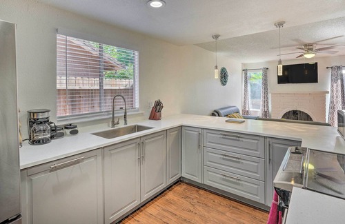 Sacramento House | Modern Sacramento Home w/ Yard: 12 Mi to Dtwn