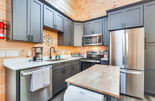 Wolf Run Cabin | Modern Salineville Cabin on 13 Acres w/Fire Pit!