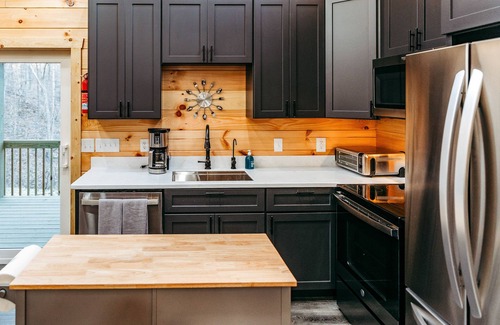 Wolf Run Cabin | Modern Salineville Cabin on 13 Acres w/Fire Pit!