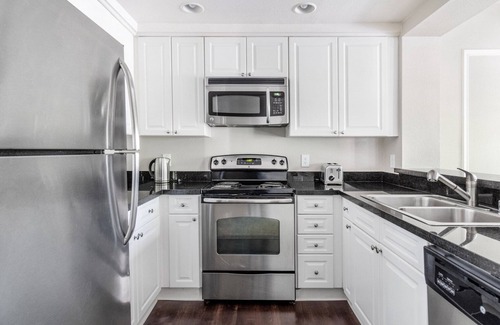 Santa Clara Apartment | Modern Santa Clara 1BR w/W/D, Gym, Pool, walk to Safeway, by Blueground