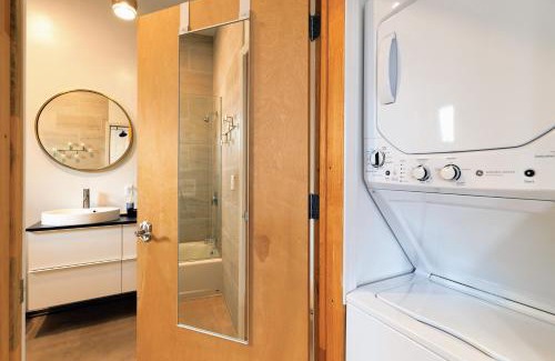 Santa Fe Apartment | Modern Santa Fe Baca Railyard Apartment with Terrace
