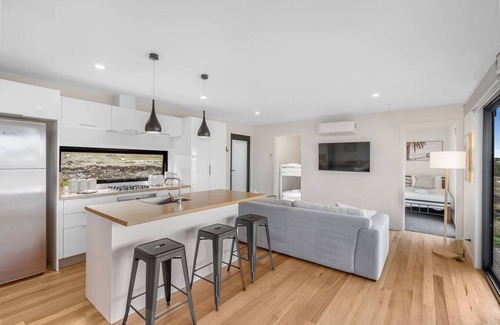 Richmond House | Modern & Scenic Valley Escape