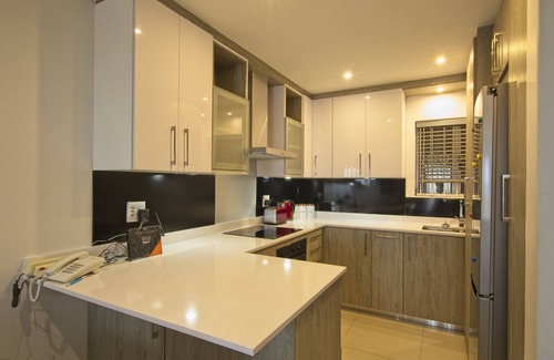 Pollok Beach Hotel | Modern Seaview Apartment