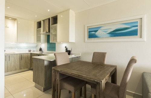 Pollok Beach Hotel | Modern Seaview Apartment