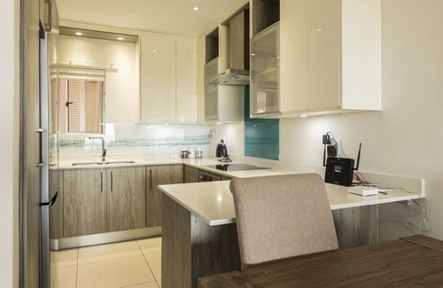 Pollok Beach Hotel | Modern Seaview Apartment