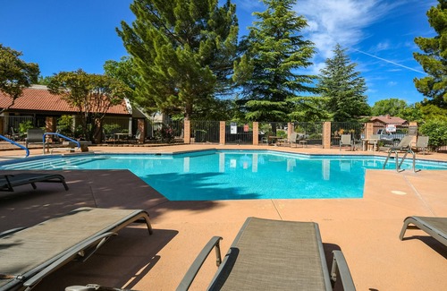 Oak Creek Condo | Modern Sedona Red Rock Retreat- Pool, Jacuzzi