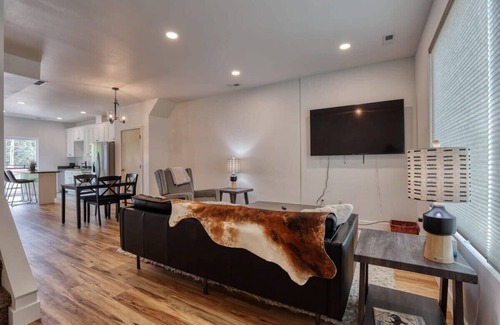 Sheridan Apartment | Modern Select Suites -2bd Stay 1 min to Downtown