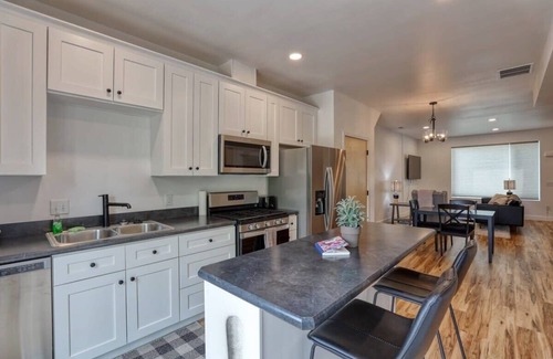 Sheridan Apartment | Modern Select Suites -2bd Stay 1 min to Downtown