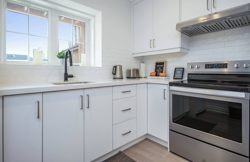 Georgetown Apartment | Modern, Self Contained Suite with Private Entrance, free parking and WIFI