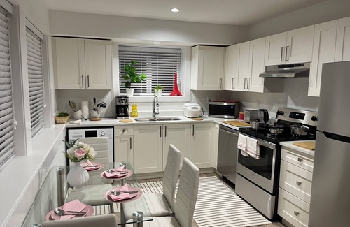 Maple Ridge House | Modern, self-contained 2b/1.5 b suite w/workspace
