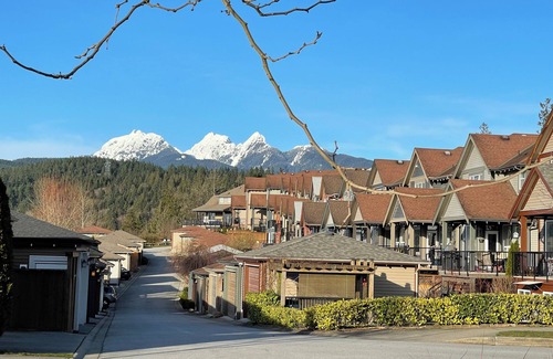 Maple Ridge House | Modern, self-contained 2b/1.5 b suite w/workspace