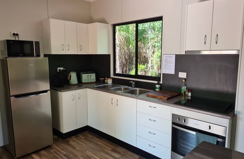 Humpty Doo Cabin | Modern self contained/serviced 2-bedroom cabin near Darwin.