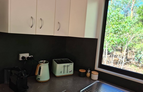 Humpty Doo Cabin | Modern self contained/serviced 2-bedroom cabin near Darwin.