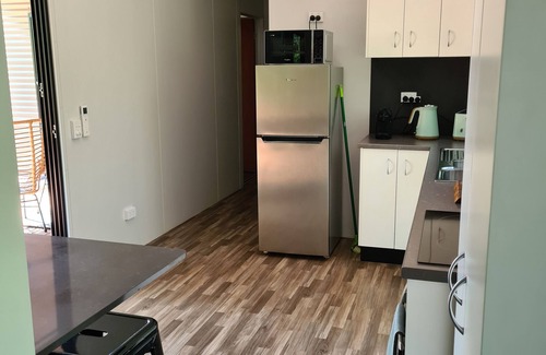 Humpty Doo Cabin | Modern self contained/serviced 2-bedroom cabin near Darwin.