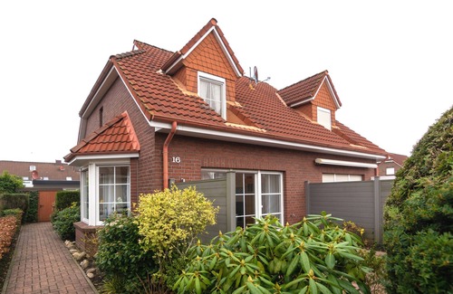 Westeraccumersiel House | Modern semi-detached house "Haus am Siel" in a quiet residential area