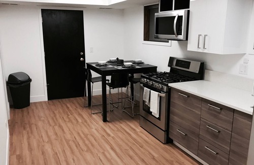 Avondale Apartment | MODERN-SLEEK-BRIGHT Avondale Apartment...Ideal Northside Location