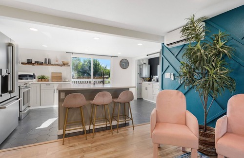 Richland House | Modern, Sleek, Comfortable & Pet Friendly!