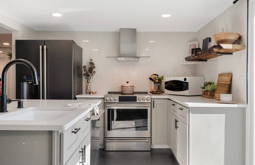 Richland House | Modern, Sleek, Comfortable & Pet Friendly!