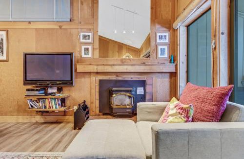 Bear Valley Apartment | Modern & Sleek Condo - Creekside #110