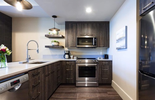 North Park City Condo | Modern Slopeside Studio, Walk to Lift! Outdoor Hot Tubs Pool! Pure Luxury!