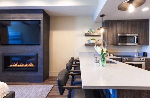 North Park City Condo | Modern Slopeside Studio, Walk to Lift! Outdoor Hot Tubs Pool! Pure Luxury!