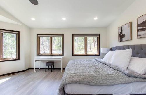 Rapid City House | Modern Smart House In The Woods with 2 King BDS 2 BA