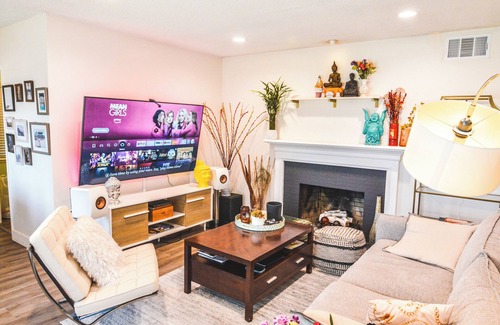 Fullerton House | Modern Socal living Disney Knotts and Beaches in a quiet neighborhood
