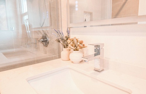 Fullerton House | Modern Socal living Disney Knotts and Beaches in a quiet neighborhood