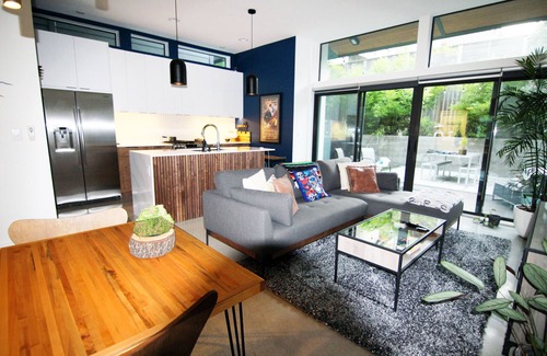 Dawson House | Modern SoCo Gem 2BD/2.5BA Urban Oasis in Great Location - Corporate Housing