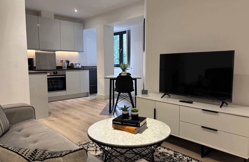 Barnt Green Apartment | Modern Solihull Studio Apartment with Free Parking & Kitchen