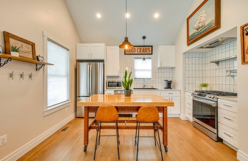 Solomons Cottage | Modern Solomons Cottage Rental - Walk to Island!