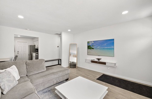 Sun Bay South Apartment | Modern South Tampa Retreat Near Beaches, Dining & Airport