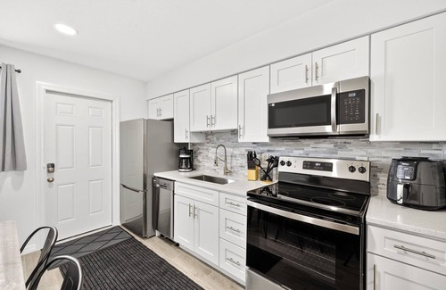 Sun Bay South Apartment | Modern South Tampa Retreat Near Beaches, Dining & Airport