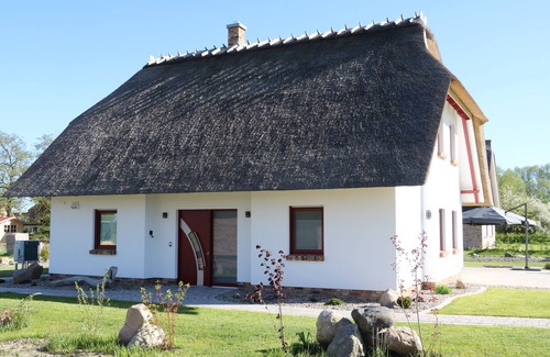 Poseritz House | Modern, spacious holiday home under thatch with fireplace, sauna, WiFi and. water nearby