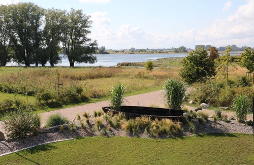 Poseritz House | Modern, spacious holiday home under thatch with fireplace, sauna, WiFi and. water nearby