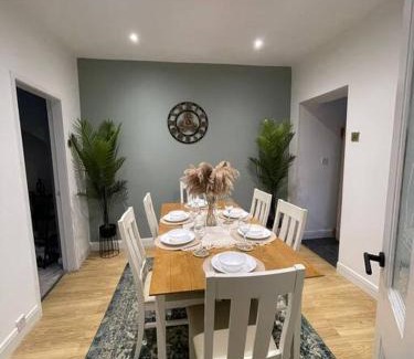 Crawcrook Apartment | Modern Spacious 5 Bed House in Newcastle