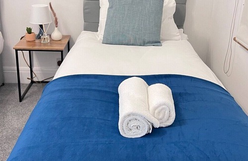 Westcliff-on-Sea Apartment | Modern Spacious 3 Bed Flat-Southend