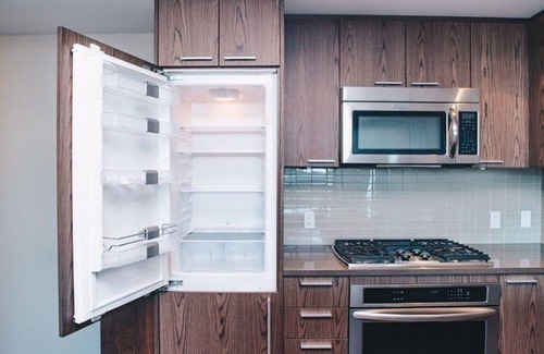 Coquitlam Condo | Modern spacious 1 bedroom with city view