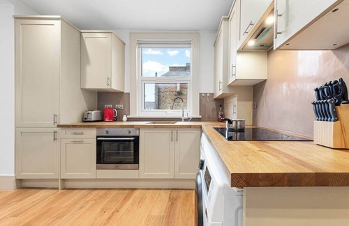 Mortlake Apartment | Modern Spacious 1 Bed Flat near Richmond Park and River Thames
