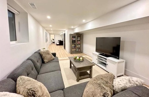 Grimsby House | Modern, Spacious 2 Bedroom Suite