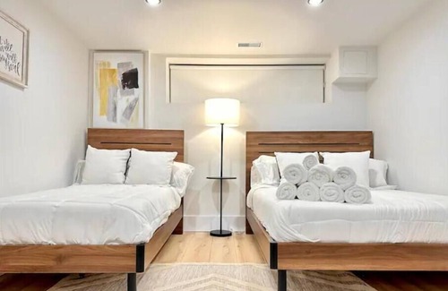 Grimsby House | Modern, Spacious 2 Bedroom Suite