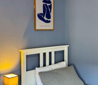 Leigh Apartment | Modern Spacious 2 Bedroom House in Leigh, Free Parking