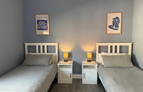 Leigh Apartment | Modern Spacious 2 Bedroom House in Leigh, Free Parking