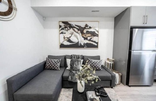 Niagara Falls House | Modern/spacious 2-story 2-bedrm townhome/rooftop patio. Near all things Niagara!