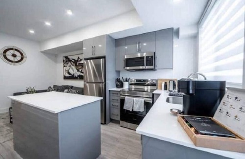 Niagara Falls House | Modern/spacious 2-story 2-bedrm townhome/rooftop patio. Near all things Niagara!