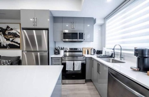 Niagara Falls House | Modern/spacious 2-story 2-bedrm townhome/rooftop patio. Near all things Niagara!