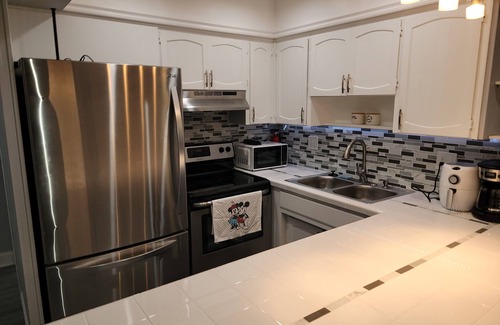Cypress Gardens Apartment | Modern spacious 2-bedroom Apartment 1 mile from Legoland. 6-month minimum stay.