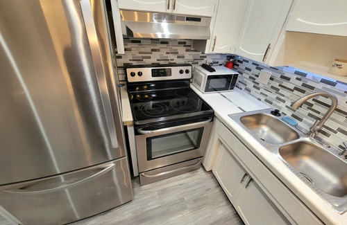 Cypress Gardens Apartment | Modern spacious 2-bedroom Apartment 1 mile from Legoland. 6-month minimum stay.